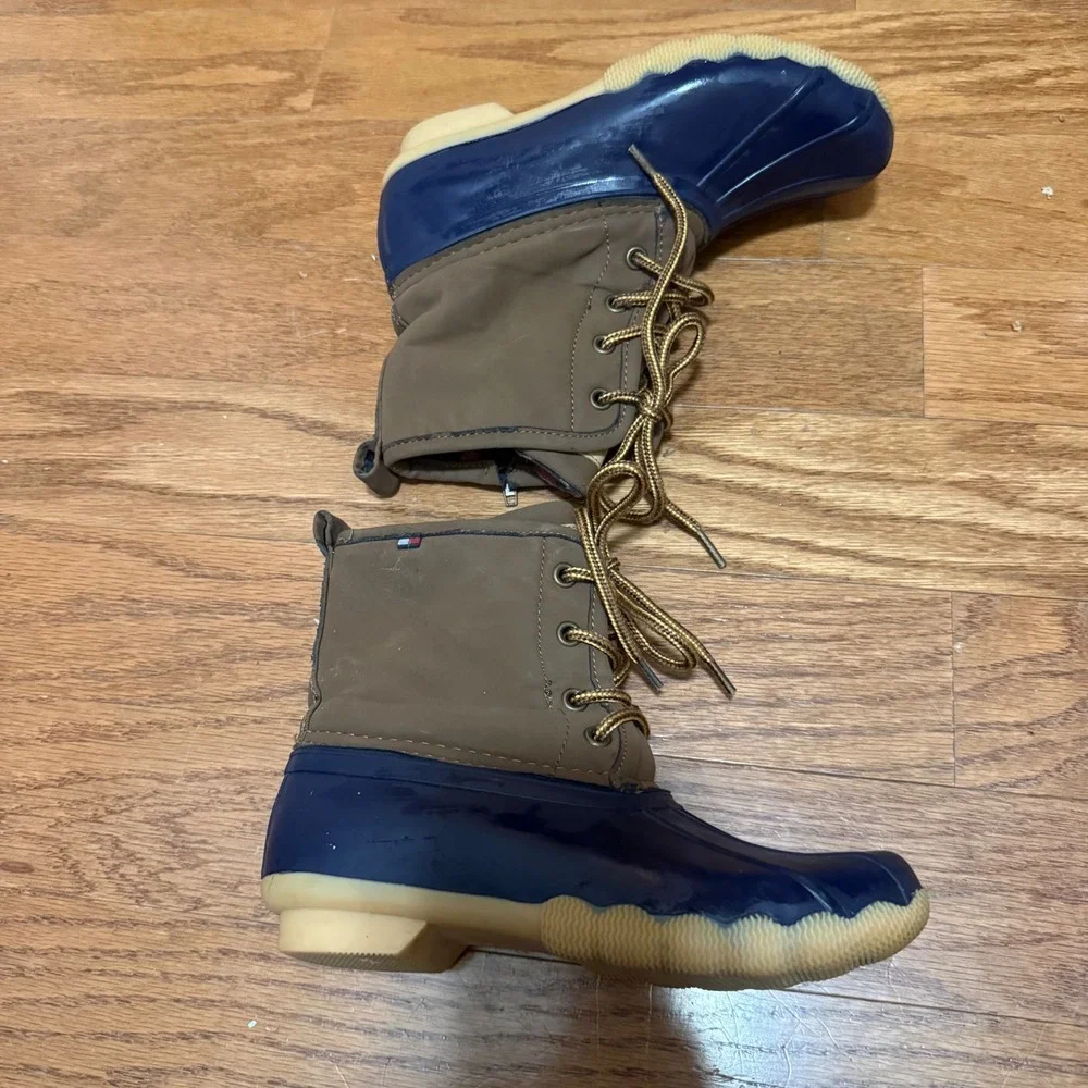 Tommy Hilfiger Ryan Duck‎ Boots Cognac Plaid Lined Rubber Waterproof Size 2